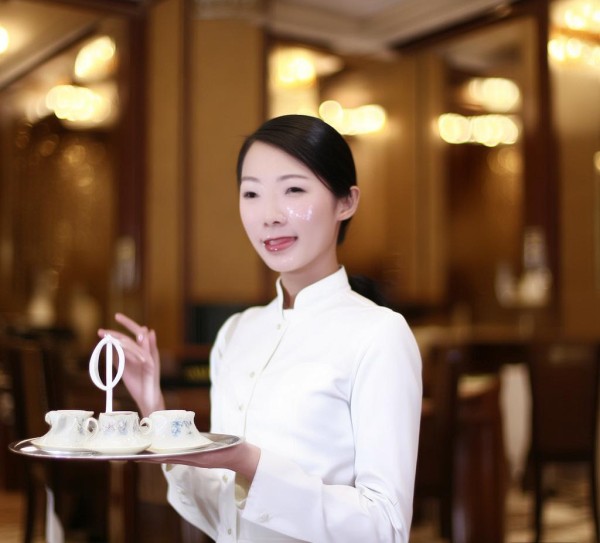 白术,盛和丽晶酒店餐饮服务员的风采 白术,盛和丽晶酒店餐饮服务员的风采