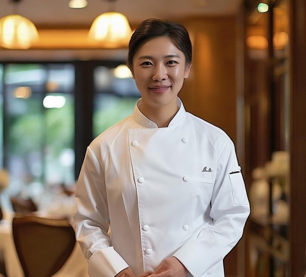 金林酒店四楼餐饮部的服务员，专业与人性并存的完美服务