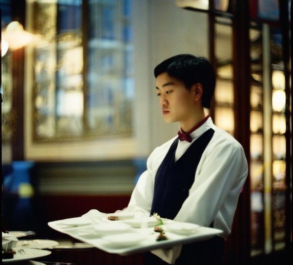 澳门英皇酒店餐饮服务员，服务者的责任与挑战