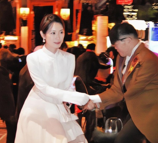 酒店服务员的礼仪之士—以酒店服务员的日常礼仪为主题
