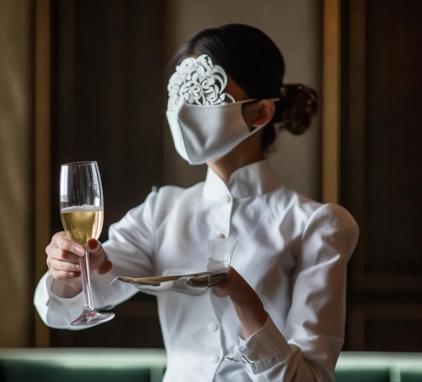 蒙面礼仪，酒店服务员的生存技能